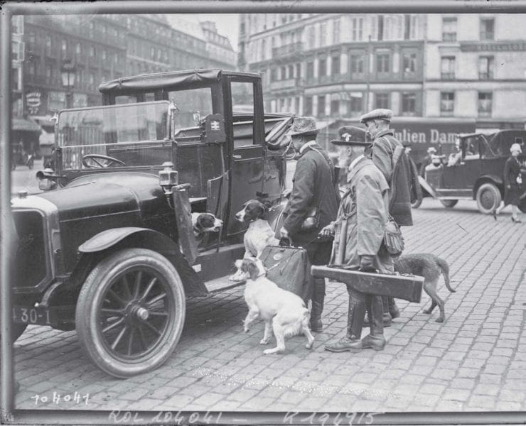 French hunters enter a taxi with hunting dogs and guns in 1925